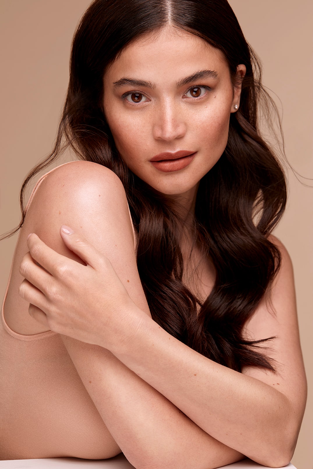 Anne wears the Illuminating Skin Tint SPF 30 in Butterscotch, Loose Powder in Light, Brow Mascara in Taupe, Priming + Mattifying Stick⣠Multitasking Color Stick in Mimosa (eyes and cheeks) and Cocoa (as contour), Airy Matte Tint in Terracotta Anne wears the Illuminating Skin Tint SPF 30 in Butterscotch, Loose Powder in Light, Brow Mascara in Taupe, Priming + Mattifying Stick⣠Multitasking Color Stick in Mimosa (eyes and cheeks) and Cocoa (as contour), Airy Matte Tint in Terracotta